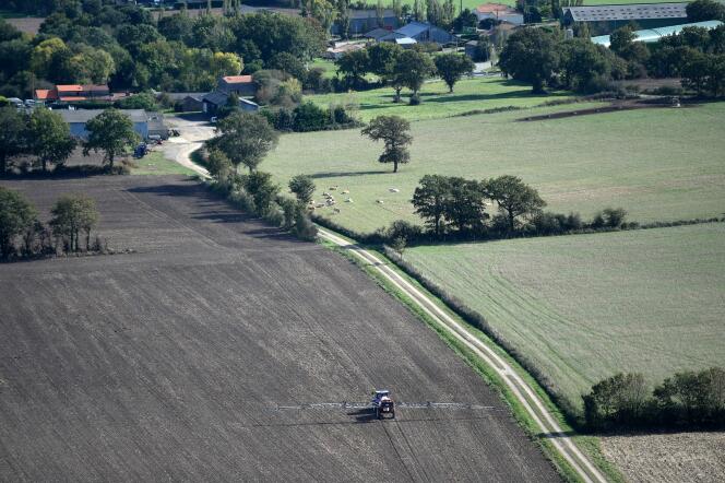 Un agriculteur fertilise un champ, à Saint-Père-en-Retz (Loire-Atlantique), en octobre 2021.