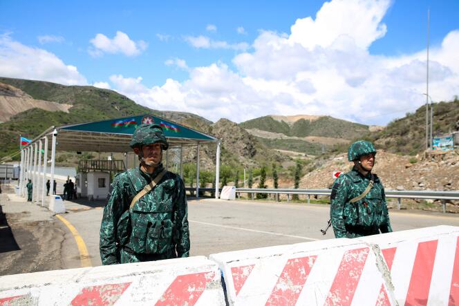 Un checkpoint azerbaïdjanais récemment installé à l’entrée du corridor de Latchine, entre l’Arménie et la région séparatiste du Haut-Karabakh, le 2 mai 2023.