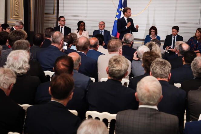 Emmanuel Macron s’entretient avec les maires dans la salle des fêtes de l’Elysée, à Paris, le 4 juillet 2023. 