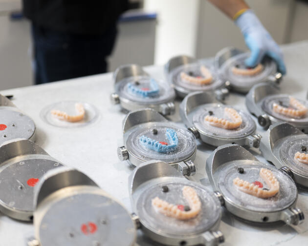 Préparation des moules pour la future gouttière d’un patient, à l’usine Smilers de Salon-de-Provence (Bouches-du-Rhône), le 27 juin 2023. 