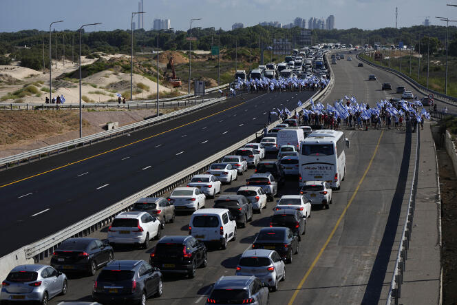 Des manifestants bloquent l’autoroute qui longe la côte d’Israël près de Haïfa (Nord), le 11 juillet.