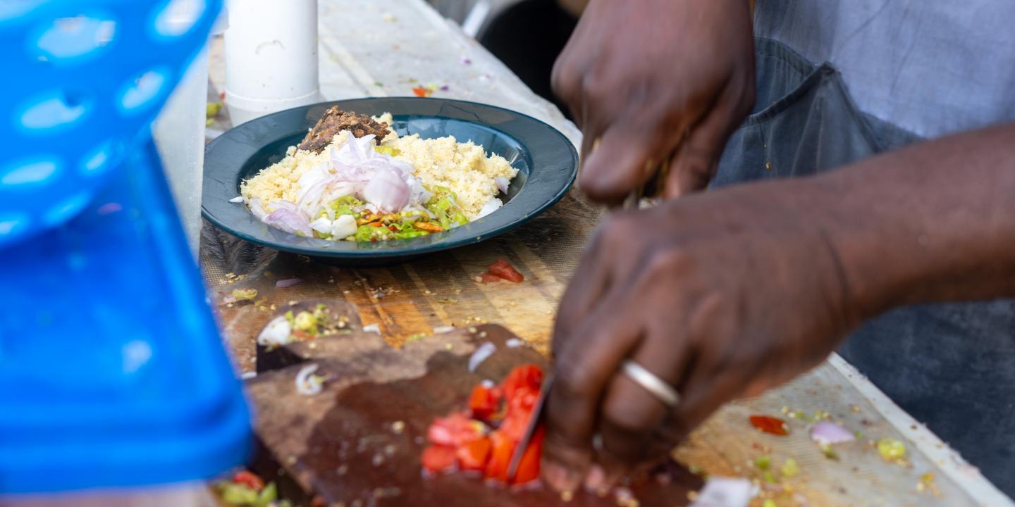 Le garba, le plat des pauvres de Côte d’Ivoire qui s’embourgeoise