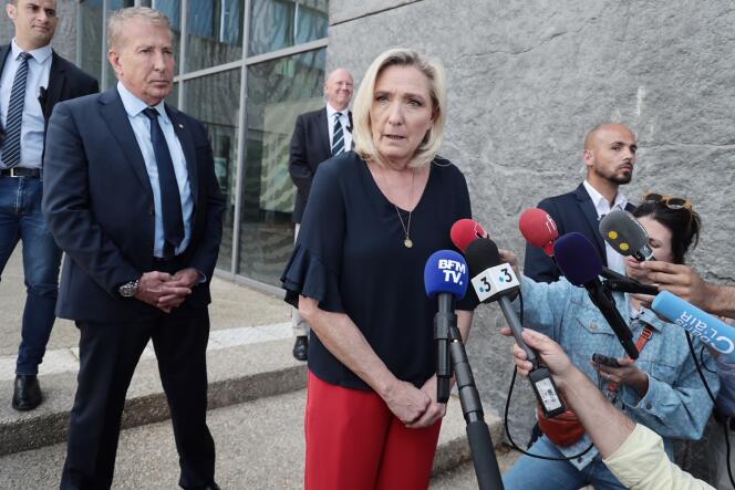 Marine le Pen en movimiento hacia Beauvais (Oise), el 12 de julio de 2023, a la salida de la comisaría de Saint-Jean, atacada durante los disturbios.