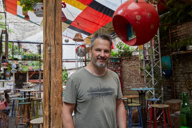Abel Zsendovits, propietario y fundador de Szimpla Kert, en Budapest el 9 de junio de 2023. 