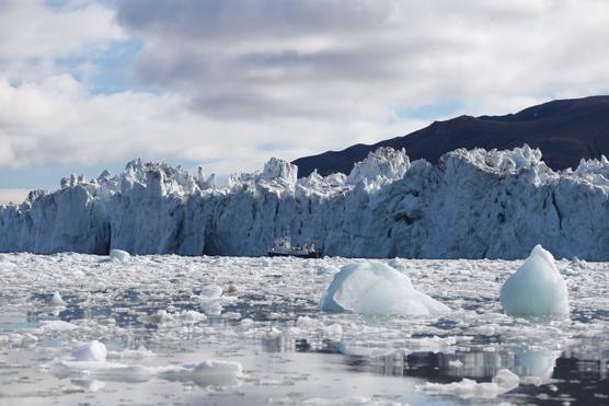 El barco “Arctic-Explorer-Leone”, frente a los glaciares de Svalbard, un archipiélago noruego ubicado en el Océano Ártico.