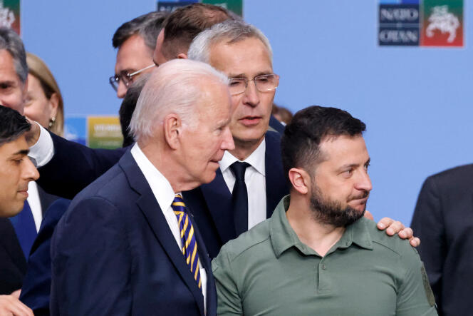 Le premier ministre britannique, Rishi Sunak, le président américain, Joe Biden, le secrétaire général de l’OTAN, Jens Stoltenberg, et le président ukrainien, Volodymyr Zelensky, à Vilnius, le 12 juillet 2023.