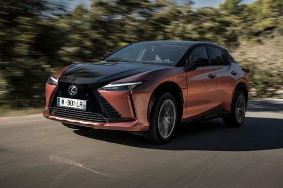 El Lexus RZ 450e tiene dos motores que desarrollan 313 caballos de fuerza.