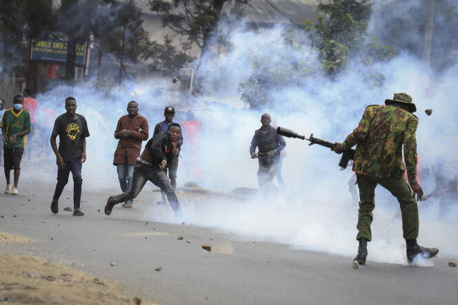 La policía dispara gases lacrimógenos en el barrio Mathare de Nairobi el 12 de julio de 2023.