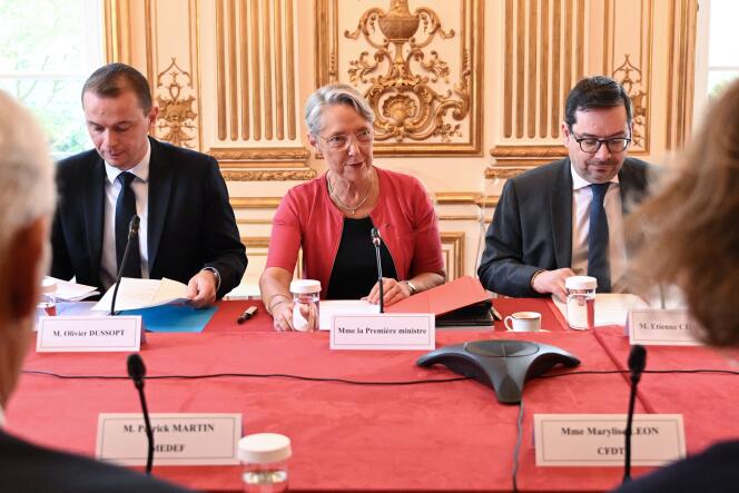 La première ministre, Elisabeth Borne, et le ministre du travail, Olivier Dussopt (à gauche), à Matignon, à Paris, le 12 juillet 2023.
