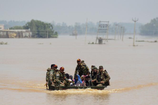 Los soldados albergan a los aldeanos después de una inundación del río Sutlej causada por intensas lluvias monzónicas, a unos sesenta kilómetros de Jalandhar, en el estado de Punjab, el 12 de julio de 2023.