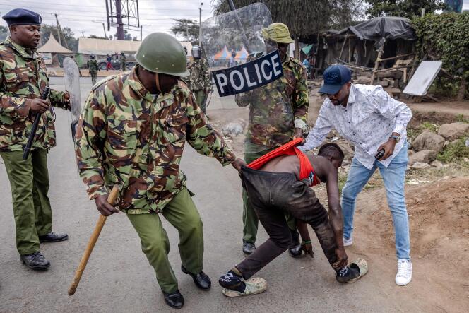 Oficiales de policía de Kenia arrestan a un partidario de la oposición durante las protestas en Nairobi el 12 de julio de 2023. 