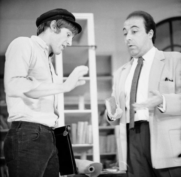 Gérard Depardieu et Jean-Laurent Cochet, metteur en scène de « Boudu sauvé des eaux » de René Fauchois au théâtre des Capucines, à Paris, en décembre 1967.