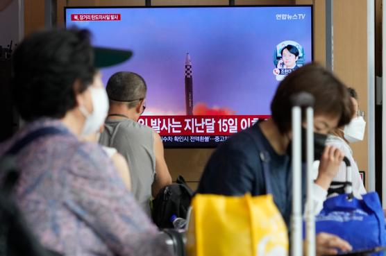 Un canal de televisión de Corea del Sur muestra el lanzamiento de un misil de Corea del Norte. En la estación de Seúl, 12 de julio de 2023.