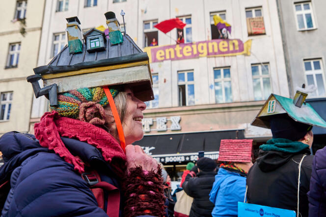 
Une manifestation sous le slogan « Carnaval de l’expropriation ». Avec tambours et trompettes, le lobby de l’immobilier est prié de quitter la ville à travers le quartier berlinois de Kreuzberg, le 4 février 2023, à Berlin. 
