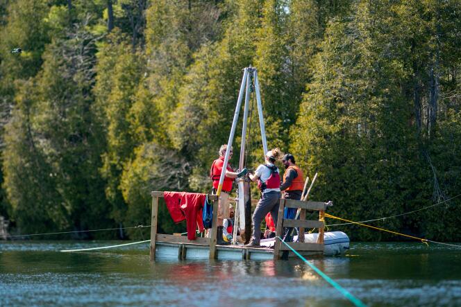 Un equipo de científicos recupera una sonda del fondo del lago Crawford mientras recolecta muestras de la capa de sedimentos en el lago Crawford cerca de Milton, Ontario, Canadá, el 12 de abril de 2023. 