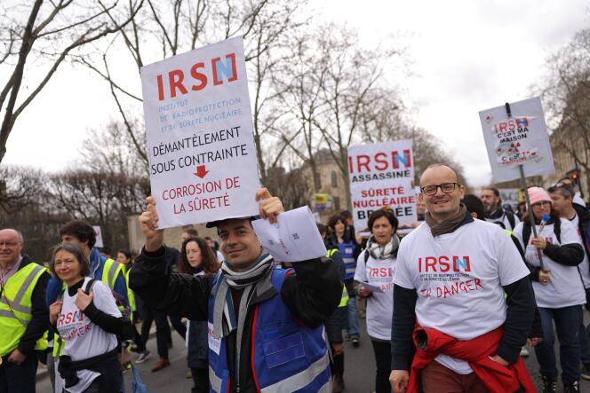 Durante una manifestación de empleados del Instituto de Protección Radiológica y Seguridad Nuclear (IRSN) contra la desaparición de su instituto, en París, el 13 de marzo de 2023.