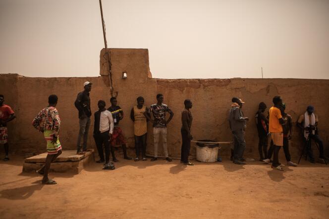 A Alit, à la frontière de l’Algérie et du Niger, des migrants subsahariens qui ont transité par le village d’Assamaka, font la queue devant le centre d’information de l’Organisation internation des migrations, le 29 mars 2023.