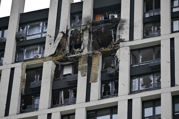 Un edificio de apartamentos en Kiev golpeado por un dron ruso durante la noche del miércoles al jueves 13 de julio.