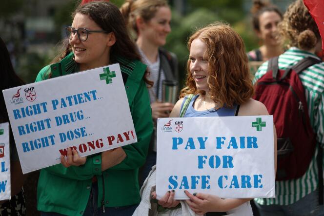 Des « junior doctors » tiennent des pancartes à l’extérieur de l’hôpital St Thomas à Londres, le 13 juillet 2023.