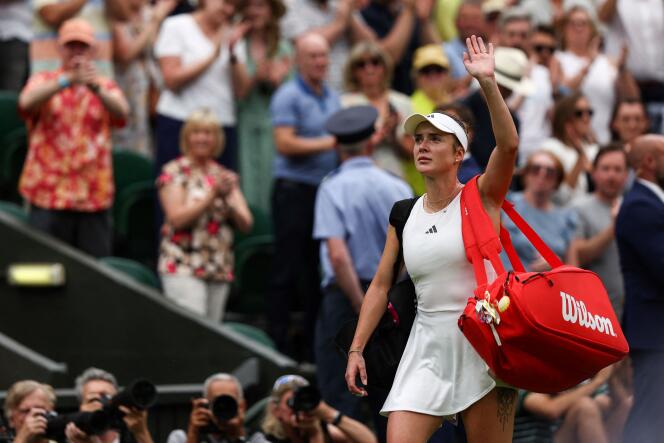 Elina Svitolina de Ucrania saluda a la multitud de Wimbledon después de su derrota en semifinales ante la checa Marketa Vondrousova, el jueves 13 de julio de 2023 en Londres. 