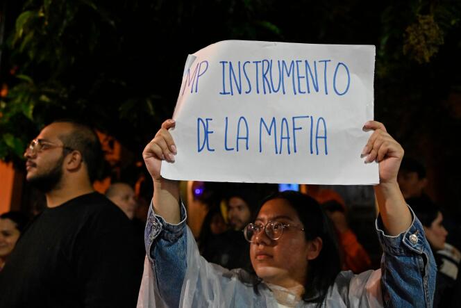 Manifestantes en Ciudad de Guatemala la noche del 12 de julio de 2023, frente a la sede del Tribunal Supremo Electoral.