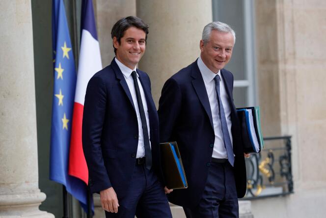 El Ministro Delegado de Cuentas Públicas, Gabriel Attal, y el Ministro de Economía y Finanzas, Bruno Le Maire, dejan el Consejo de Ministros el 13 de julio de 2023.