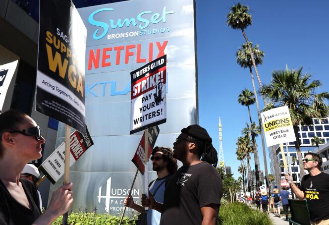 Des membres du syndicat SAG-AFTRA, le plus important d’Hollywood, manifestent en solidarité avec les scénaristes en grève de la Writers Guild of America devant les bureaux de Netflix, le 13 juillet 2023, à Los Angeles.