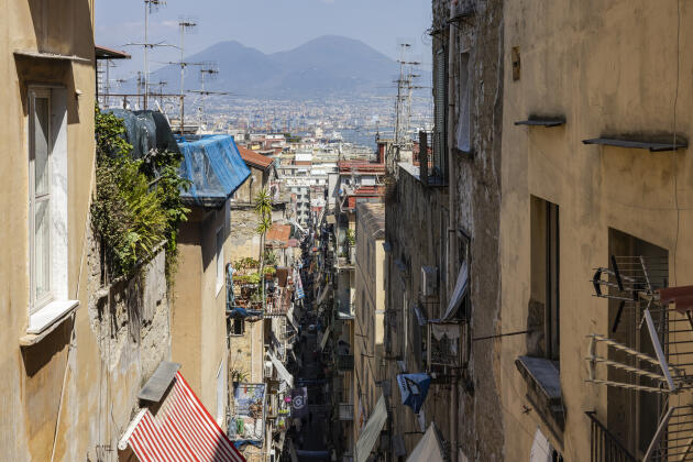 Les Quartiers espagnols avec le Vésuve en arrière-plan, le 7 juillet 2023, à Naples. 