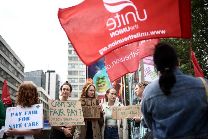 'Médicos jóvenes' sostienen carteles fuera del Hospital St Thomas, Londres, el 13 de julio de 2023.