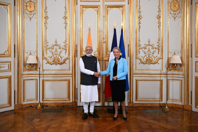 La primera ministra Elisabeth Borne y el primer ministro indio Narendra Modi antes de su reunión en París el 13 de julio de 2023. 