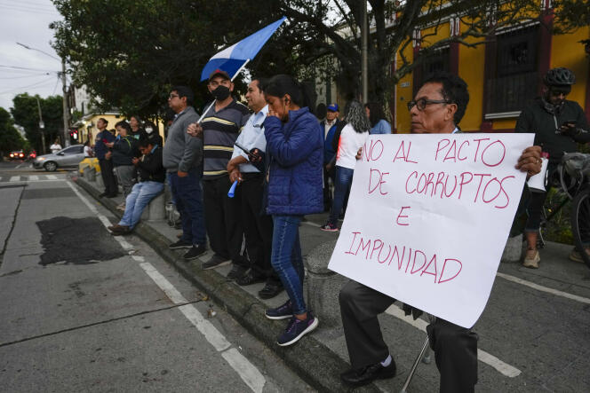 Des protestants dans la ville de Guatemala, le 12 juillet 2023 au soir, devant les quartiers généraux of the Supreme Electoral Tribunal.