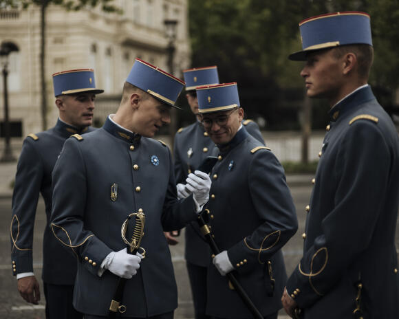 Des militaires se préparent avant le défilé du 14-Juillet près de l’Arc de triomphe, à Paris, le 14 juillet 2023.