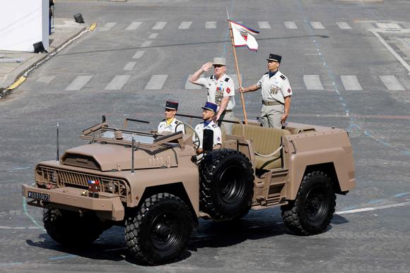 Le général d’armée français Eric Chasboeuf défile lors du défilé militaire du 14-Juillet sur l’avenue des Champs-Elysées, à Paris, le 14 juillet 2023.