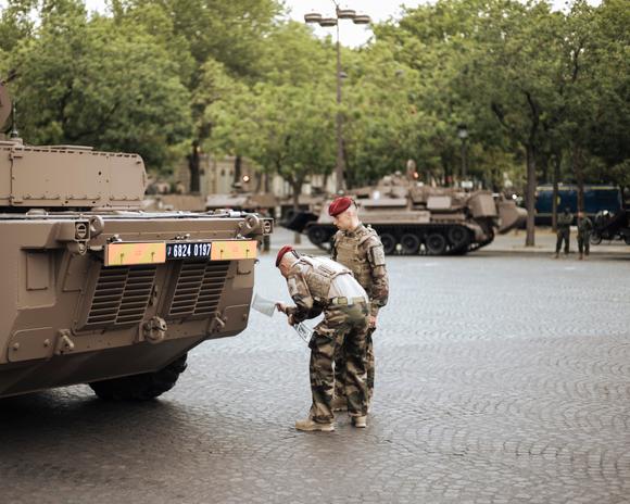 Des militaires se préparent avant le défilé du 14-Juillet près de l’Arc de triomphe, à Paris, le 14 juillet 2023.