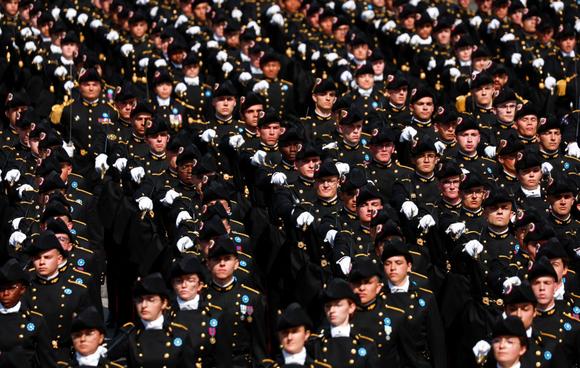 Les étudiants de l’Ecole polytechnique (école militaire spéciale de Polytechnique) défilent lors du défilé militaire annuel du 14-Juillet à Paris, France, le 14 juillet 2023.