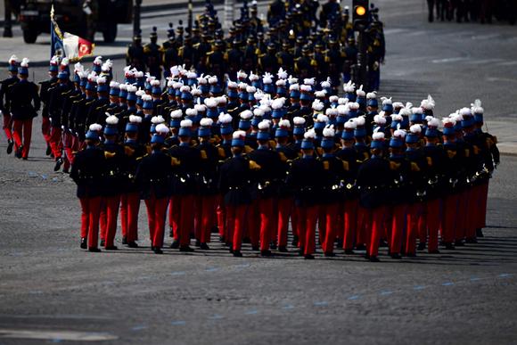 Des élèves de l’école spéciale militaire de Saint-Cyr défilent lors du défilé militaire du 14-Juillet sur l’avenue des Champs-Elysées à Paris, le 14 juillet 2023.
