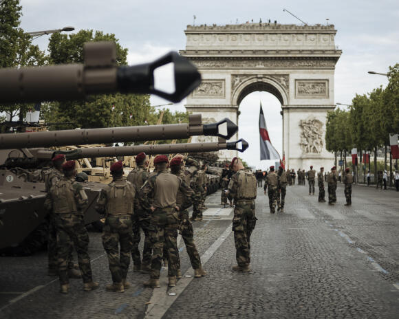 Des militaires se préparent avant le défilé du 14-Juillet près de l’Arc de triomphe, à Paris, le 14 juillet 2023.