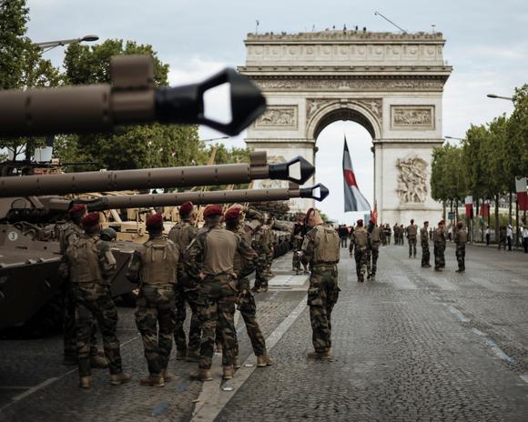 Des militaires se préparent avant le défilé du 14-Juillet près de l’Arc de triomphe, à Paris, le 14 juillet 2023.