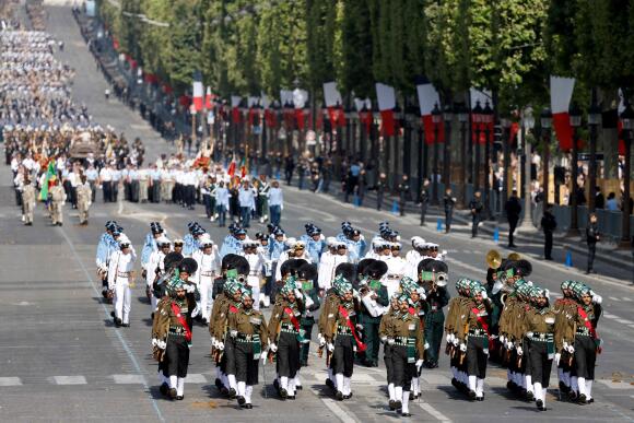 L’armée indienne est la première à défiler, avec 270 soldats, l’un des plus gros blocs du défilé.