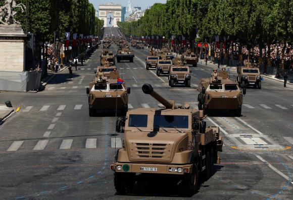 Un obusier Caesar automoteur descend l’avenue des Champs-Elysées lors du défilé militaire annuel du 14-Juillet, à Paris, le 14 juillet 2023.