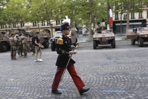 Un cadet de l’école militaire de Saint-Cyr sur les Champs-Elysées.