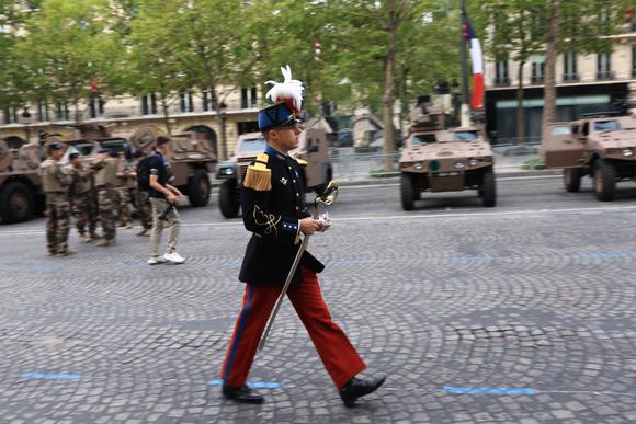 Un cadet de l’école militaire de Saint-Cyr sur les Champs-Elysées.