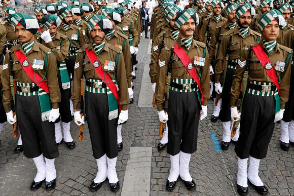 L’armée indienne est la première à défiler, avec 270 soldats, l’un des plus gros blocs du défilé.