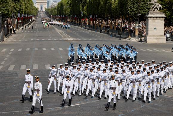 Des officiers de la marine indienne et de l’armée de l’air indienne (IAF) défilent lors du défilé militaire du 14-Juillet sur l’avenue des Champs-Elysées, à Paris, le 14 juillet 2023.