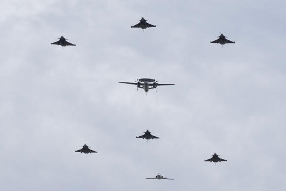 Des avions militaires, parmi lesquels un AWAC, survolent l’avenue des Champs-Elysées lors du défilé du 14-Juillet, à Paris, le vendredi 14 juillet 2023.