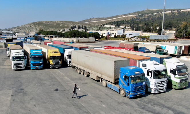 Camiones que transportan ayuda humanitaria proporcionada por la ONU, en el cruce fronterizo de Bab Al-Hawa, 20 de febrero de 2023.