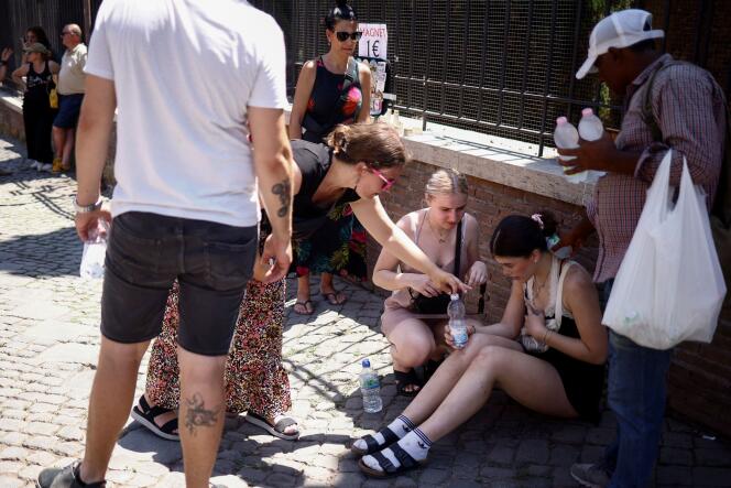 Un turista británico que acaba de enfermarse debido al calor, en Roma, el 11 de julio de 2023.