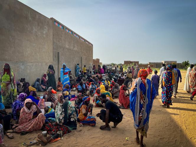 Más de 3 millones de personas han sido deportadas por el conflicto en Sudán, según la Organización Internacional de Migraciones.  Des réfugiés soudanais devant l'hôpital d'Adré, au Tchad, el 16 de junio de 2023.