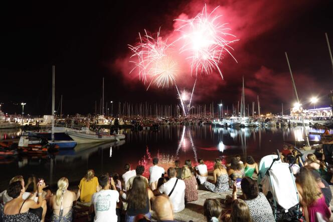 Los fuegos artificiales en el puerto de Tino-Rossi, en Ajaccio, el 14 de julio de 2023.