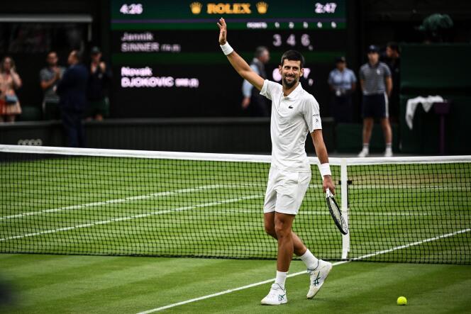 Novak Djokovic celebra su victoria en semifinales de Wimbledon sobre Jannik Sinner el 14 de julio de 2023.